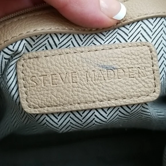 STEVE MADDEN Tan w/Gold Hardware Handbag - Picture 8 of 11